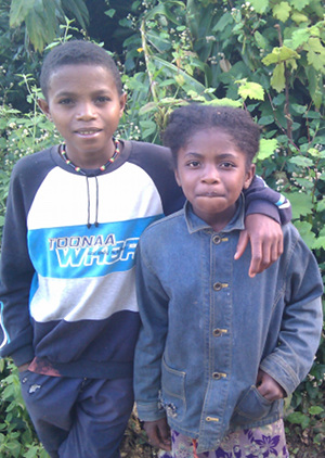 Madagascar - Forest - kids on walk