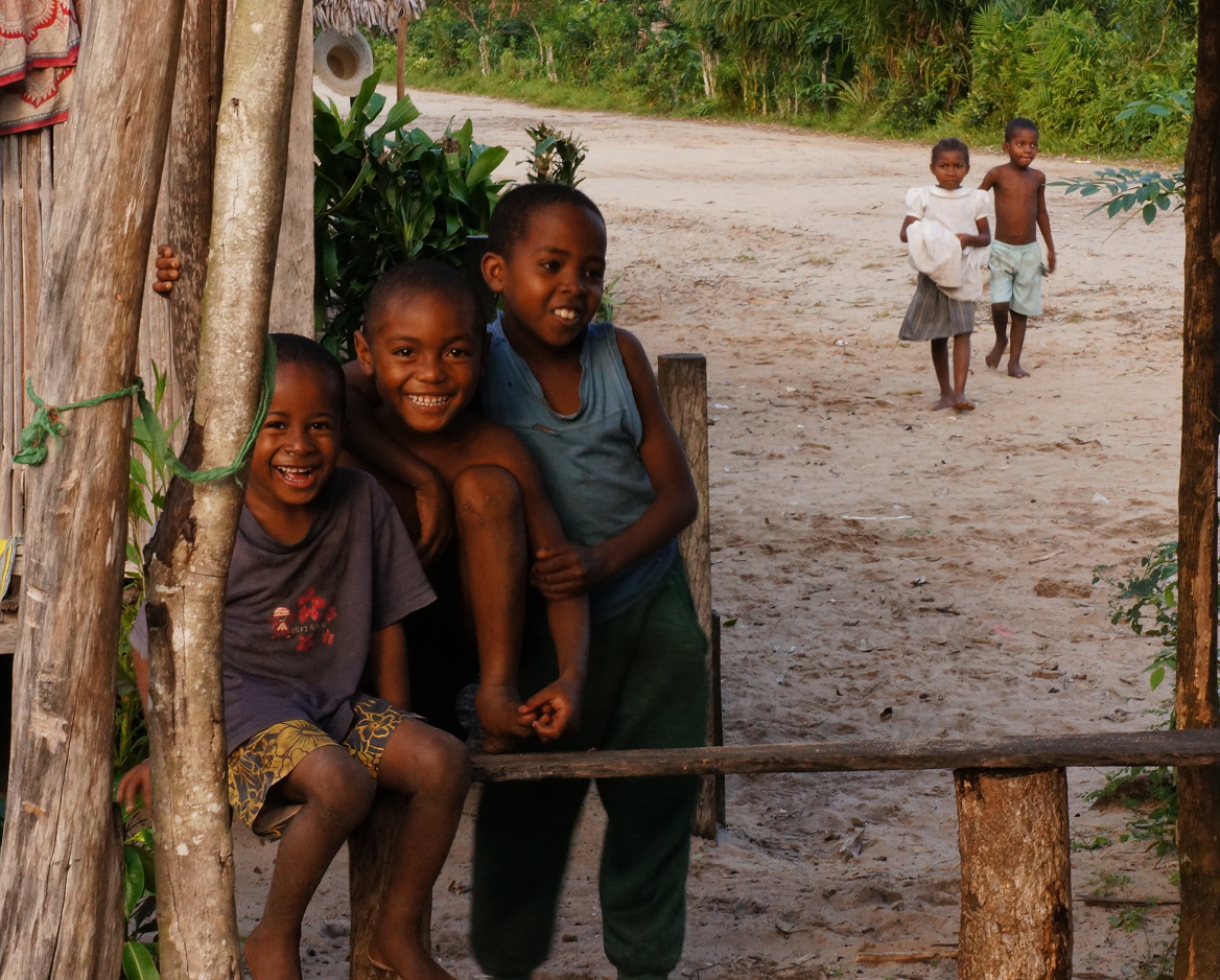 Maroantsetra - local kids