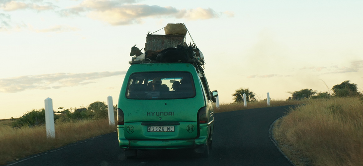 Road to Mahajanga - intercity commerce