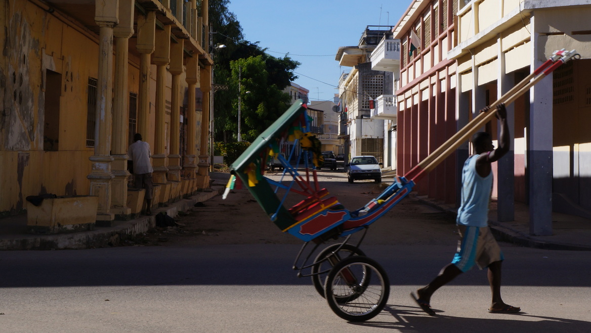 pouss-pouss driver in blue