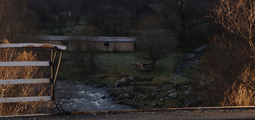 Farmhouse from the bridge to Dsegh