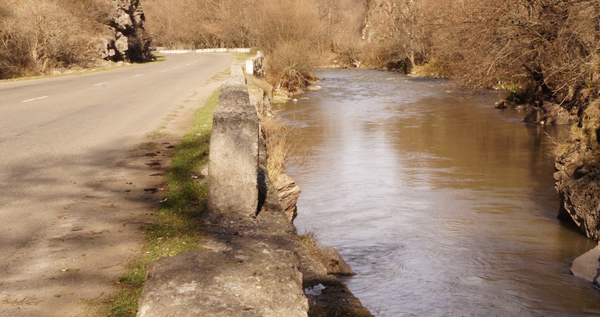Debed Canyon, road beside river - click to enlarge