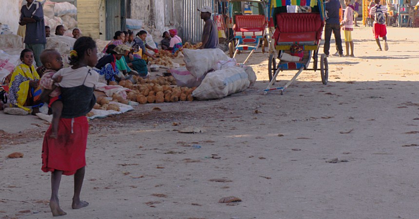 Mahajanga - dusty girl, kid, coconuts