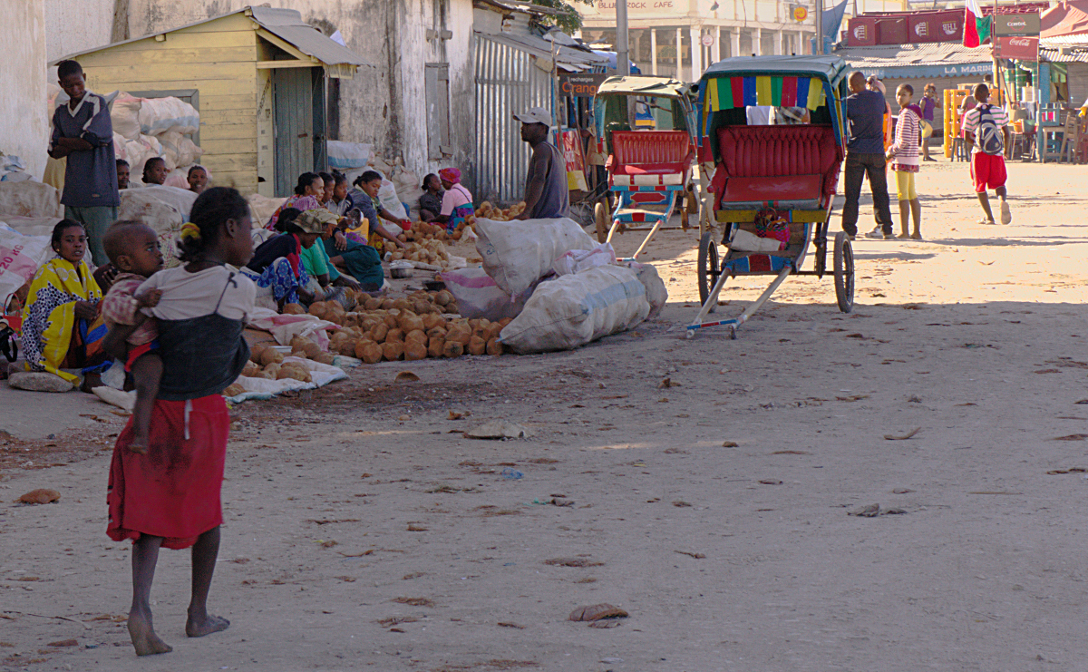 Mahajanga - dusty girl, kid, coconuts