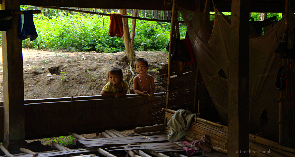 Laos-Khmu_village-2_little_kids