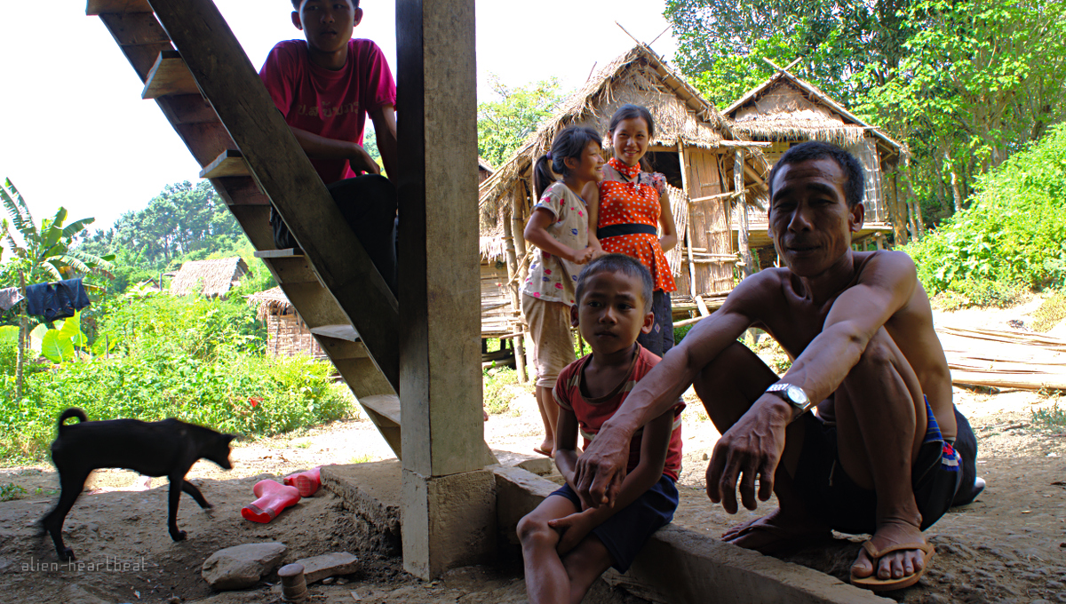 Laos-Khmu_village-talking